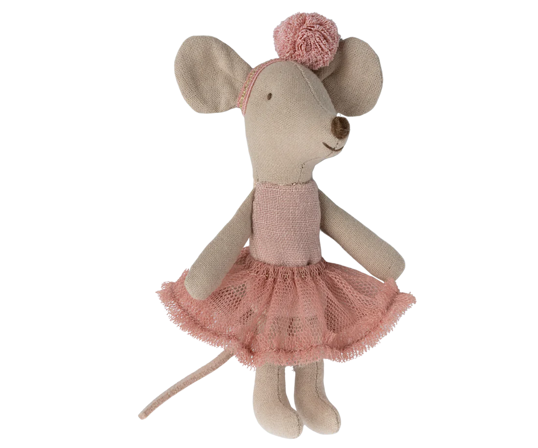 Eine kleine Schwester Maus, verkleidet wie eine anmutige Ballerina