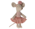 Eine kleine Schwester Maus, verkleidet wie eine anmutige Ballerina