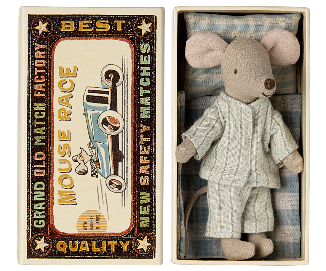 Diese Maus ist bereit zu spielen, sie schläft fest in der Streichholzschachtel.