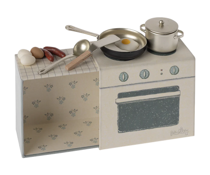 Ein kleines Küchenset für jede Maus. Dieses Set enthält Küchenutensilien, Eier und Würstchen für den perfekten Brunch. Es ist in einer Pappschachtel verpackt, die als kleine Küche dekoriert ist, so dass sie Teil der Geschichte wird.