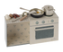 Ein kleines Küchenset für jede Maus. Dieses Set enthält Küchenutensilien, Eier und Würstchen für den perfekten Brunch. Es ist in einer Pappschachtel verpackt, die als kleine Küche dekoriert ist, so dass sie Teil der Geschichte wird.