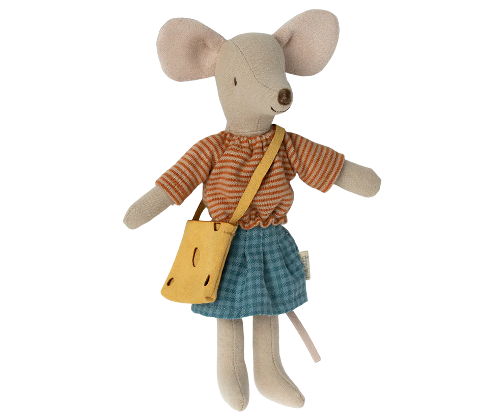 Ein klassischer Maileg-Artikel; Mama Maus, jetzt in neuen Kleidern. Diese Maus passt zu Möbeln und Accessoires in der Mäuse Größe. Du kannst noch mehr Kleidung separat kaufen, Kleidung in Größe Mama / Papa passt zu dieser Maus.