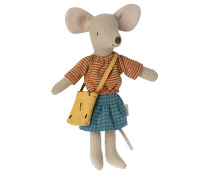 Ein klassischer Maileg-Artikel; Mama Maus, jetzt in neuen Kleidern. Diese Maus passt zu Möbeln und Accessoires in der Mäuse Größe. Du kannst noch mehr Kleidung separat kaufen, Kleidung in Größe Mama / Papa passt zu dieser Maus.