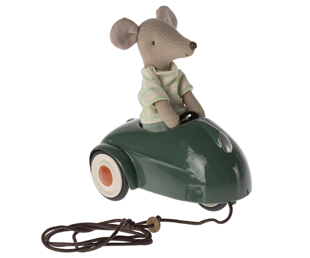 Das Metallauto ist ein perfektes Transportmittel für alle Mäuse. Es passt zu allen Mäusen in den Größen kleiner Bruder/Schwester, großer Bruder/Schwester und Mama/Papa. Die mitgelieferte Schnur kann zum ziehen unter dem Auto befestigt werden.