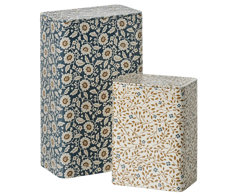 Ein zweiteiliges Set aus Metall, verziert mit einem schönen Blumendruck und einer Prägung. Die Große in einem sanften blauen Farbton und die kleine in einem sanften braunen Farbton. Perfekt für dein Lieblingstee oder -kaffee.