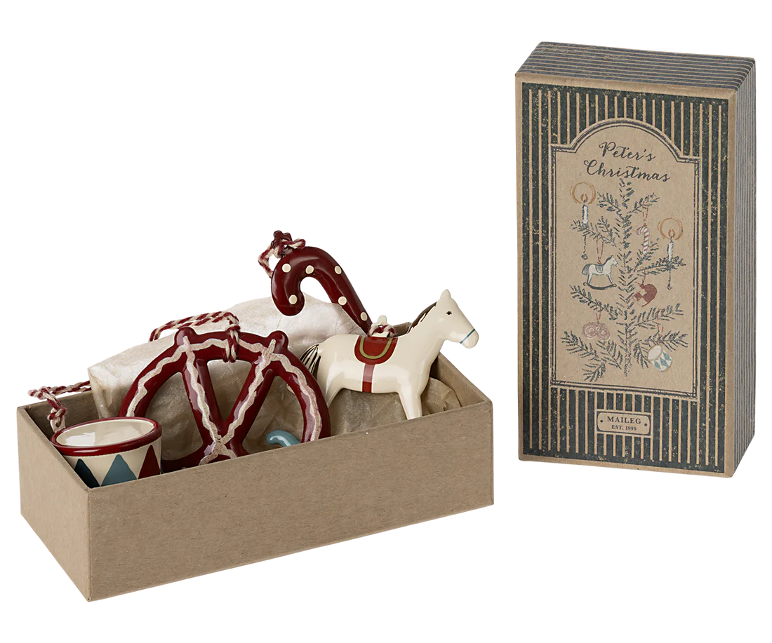 Eine perfekte Geschenkbox mit 4 schönen Maileg-Ornamenten. Jedes Ornament ist in Seidenpapier eingewickelt und in einer Geschenkbox verpackt, die mit den Zeichnungen von Dorte Mailil verziert ist. 