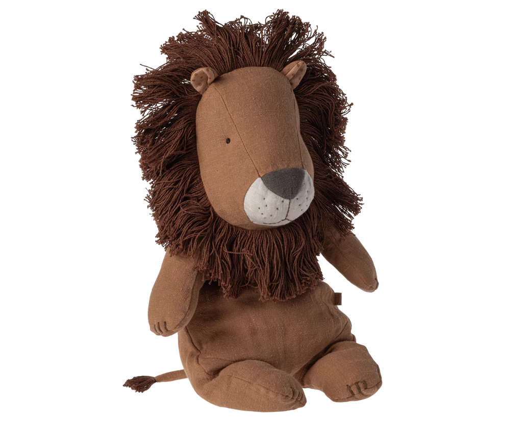 Der Löwe ist der neue Freund der Safari Friends. Er hat einen weichen Stoff mit einer schönen Mähne und vielen handgefertigten Details. Er sitzt sehr gut und gibt die beste Umarmung! Kombiniere ihn mit den anderen weichen Freunden