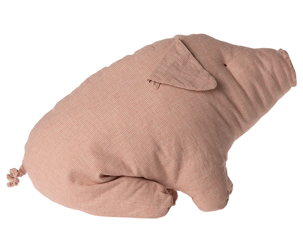 Ein echter Maileg-Klassiker. Dieses Schwein ist aus weichem Stoff gefertigt, der ein angenehmes Handgefühl vermittelt und sich perfekt für eine warme Umarmung eignet. Dieses weiche Schwein gibt es in drei Größen.
