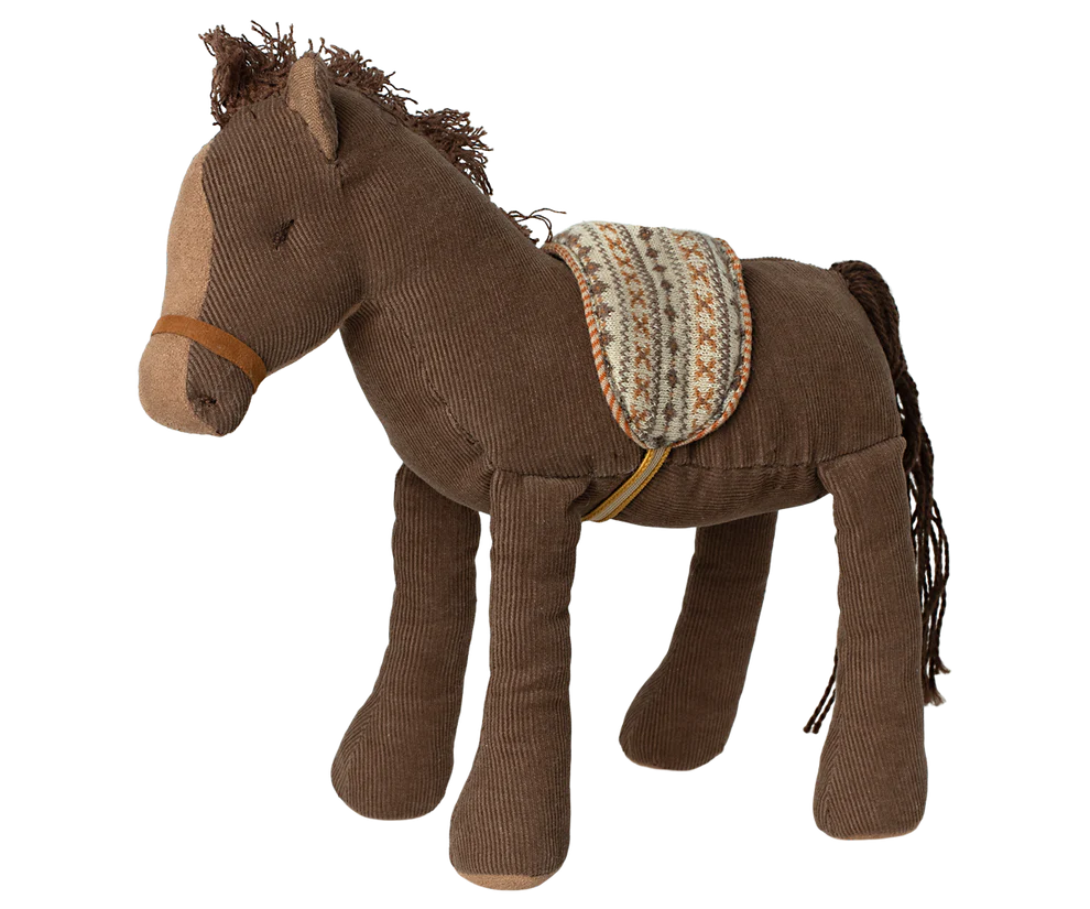 Das braune Pony ist aus wunderschönem weichem Cord gefertigt und hat einen Sattel auf dem Rücken