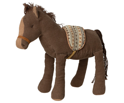Das braune Pony ist aus wunderschönem weichem Cord gefertigt und hat einen Sattel auf dem Rücken