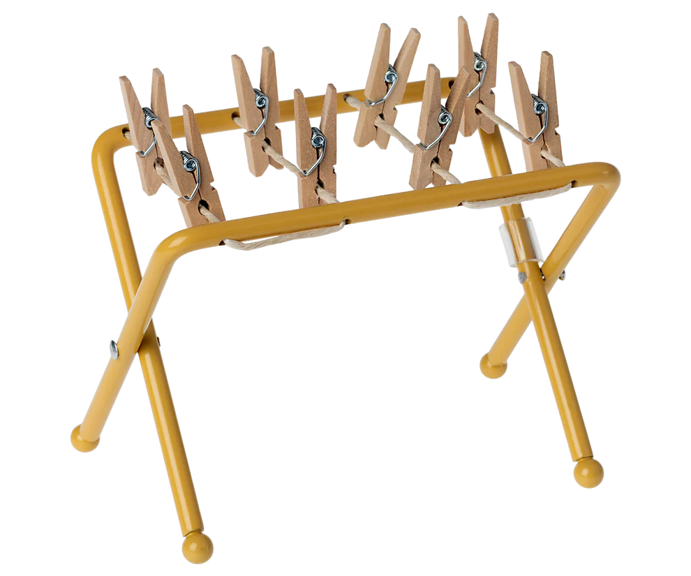 Dieser Wäscheständer ist für die Mäusefamilie gemacht und bietet Platz für ihre kleine Wäsche