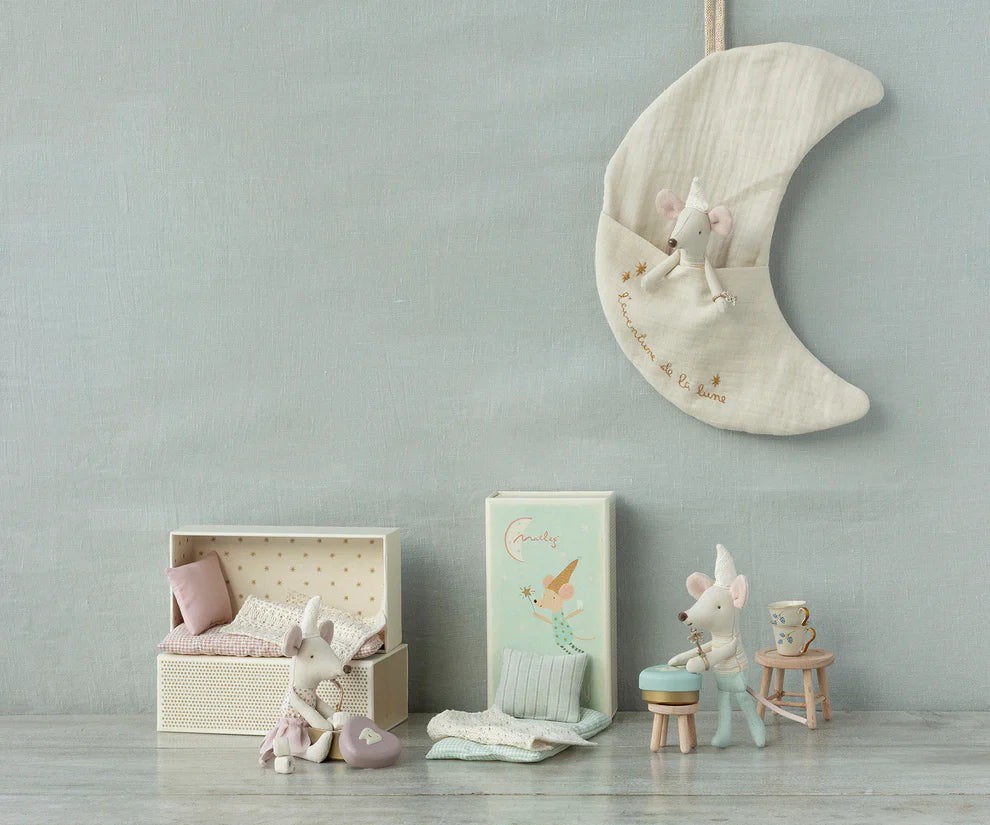 ▷ Maileg - Wand-Deko Mond mit Tasche