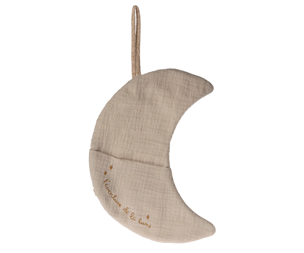 Wenn es Nacht wird, scheint der Mond und sorgt dafür, dass sich alle sicher fühlen. Dieser sanfte Mond ist die perfekte Deko im Kinderzimmer. Er hat eine kleine Tasche, in der die Zahnfee leben kann und eine schöne Stickerei auf der Vorderseite.