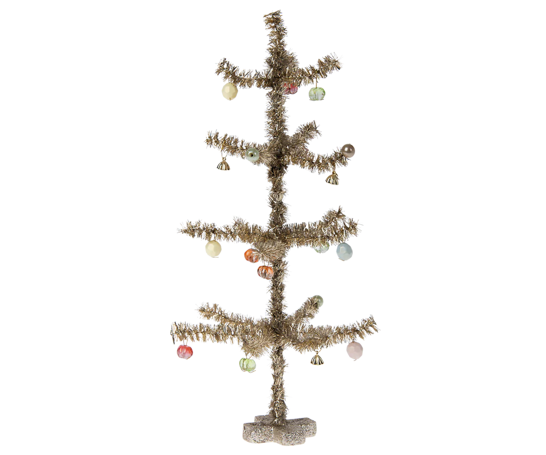 Ein kleiner Weihnachtsbaum, den Sie im Dezember überall in Ihrem Zuhause verwenden oder mit der klassischen Maileg Pixie-Kollektion mischen können.