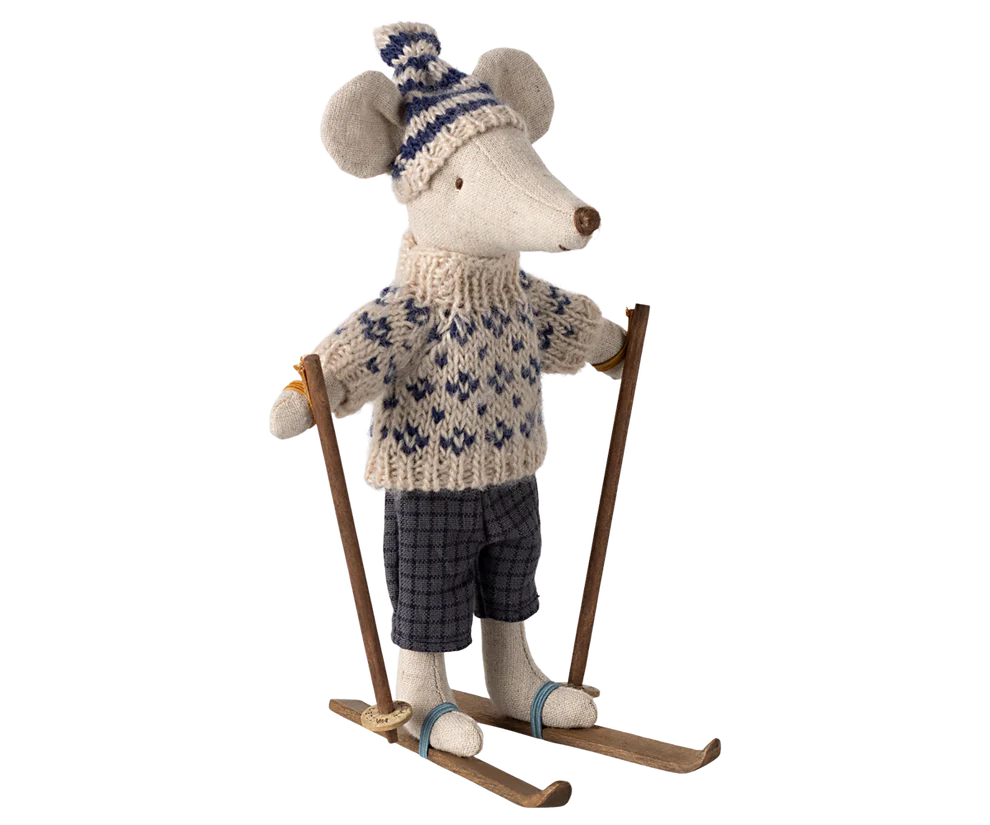 Eine Maus, die im kalten Winter stundenlangen Spaß auf der Piste verspricht. Jedes Spielset enthält eine warm angezogene Maus mit Skiern und Stöcken. Sehen Sie sich auch die kleine Strickmütze an, die die Ohren warm hält.
