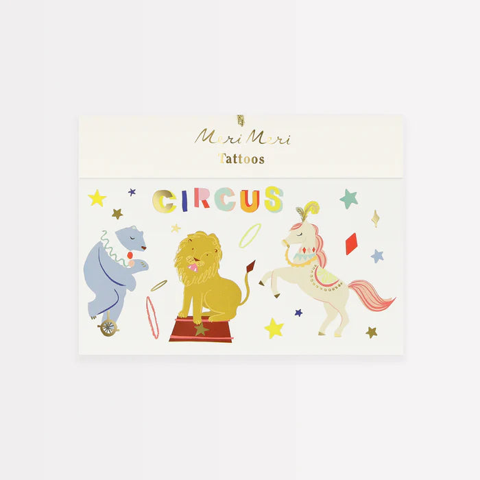 Unsere temporären Tattoos eignen sich hervorragend für eine Partyaktivität, für fantasievolles Spielen an einem regnerischen Tag oder als Partygeschenk, um Ihre Gäste zu erfreuen. Dieses Set enthält klassische Zirkusfiguren, perfekt für eine Zirkusparty.