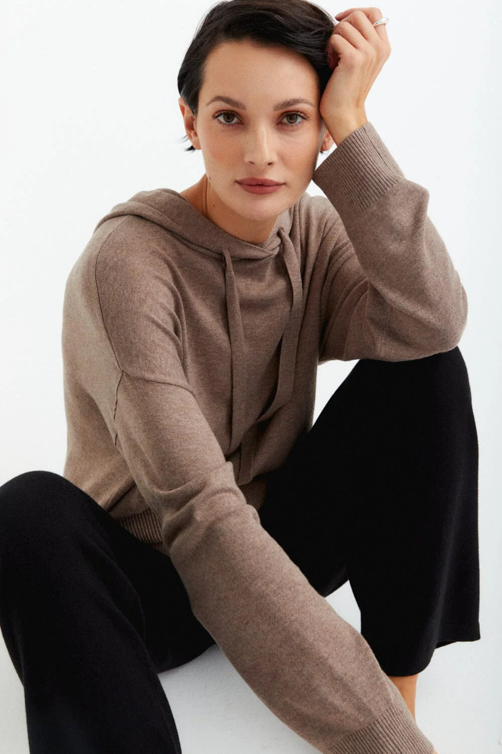 Dünn gestrickter, gerade geschnittener Hoodie mit langen Kordeln aus einer Mischung aus Bambus-Lyocell und Kaschmir.