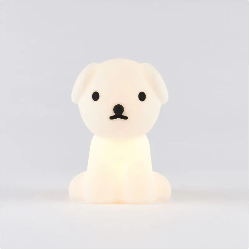 Erleuchten Sie die Träume Ihres Kindes mit einer süßen Snuffy-Nachtlampe. Mit ihrem sanften, beruhigenden Licht und ihrem kultigen Design schafft Snuffy eine behagliche Atmosphäre zur Schlafenszeit. Da sie einfach zu bedienen und kindersicher ist, ist sie der perfekte Begleiter für eine gute Nachtruhe. Süße Träume!