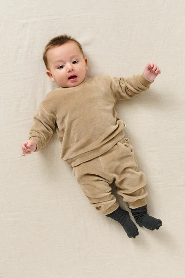 Süße Baby-Sweatshirt aus Velour von My Little Cozmo ist extra weich, warm und perfekt für Herbst und Winter.