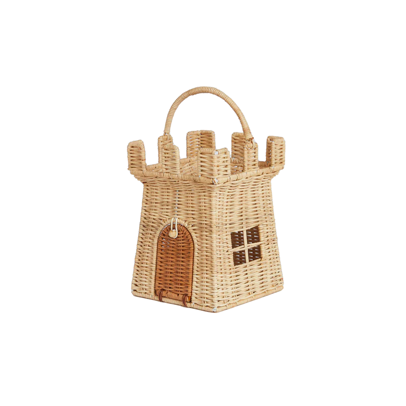 Dieses 100% handgewebte Schloss ist komplett mit Türmchen, einem Griff und einer kontrastierenden Rattan-Zugbrücke, die sich mit einem kleinen Holzknopf und einer Schleife für all die Prinzen und Prinzessinnen öffnet und schließt, die gerade besuchen könnten!