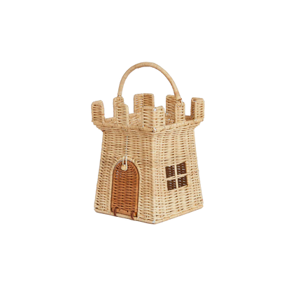 Dieses 100% handgewebte Schloss ist komplett mit Türmchen, einem Griff und einer kontrastierenden Rattan-Zugbrücke, die sich mit einem kleinen Holzknopf und einer Schleife für all die Prinzen und Prinzessinnen öffnet und schließt, die gerade besuchen könnten!