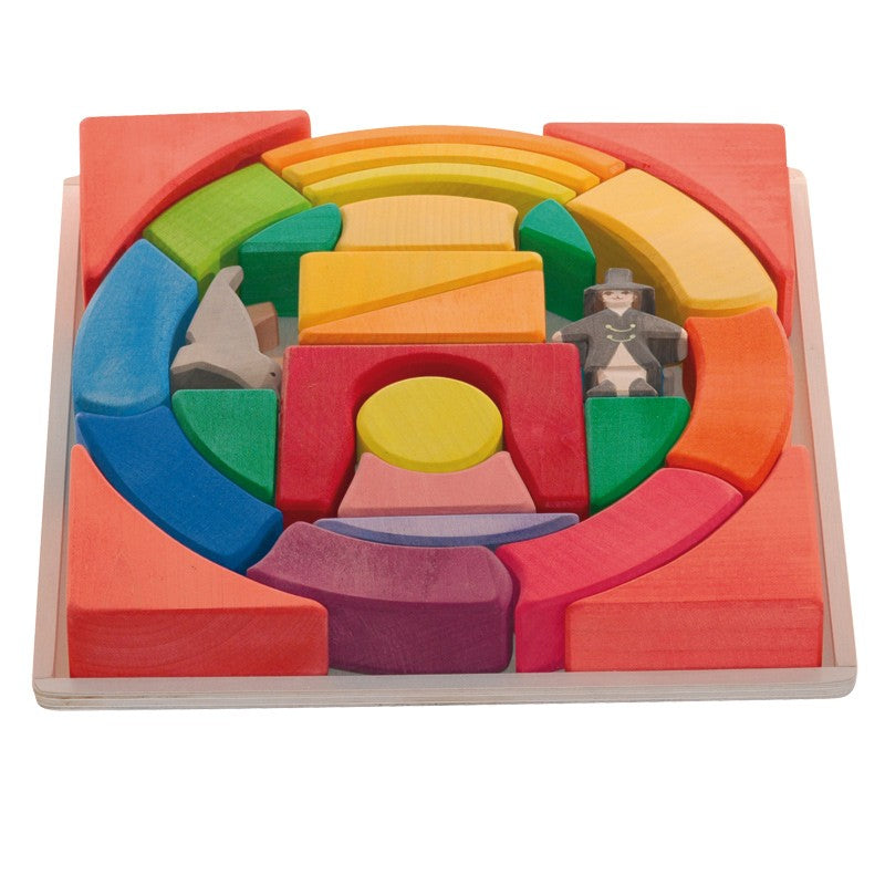 Beim Spielen mit unseren Baukästen werden Sinne und Raumgefühl angeregt und entwickelt. Und durch die kleinen Figuren werden Kinder zugleich ins freie Spielen hineingeführt.&amp;nbsp;