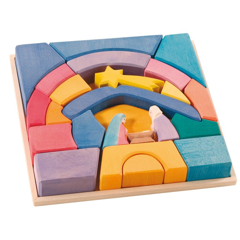 Beim Spielen mit unseren Baukästen werden Sinne und Raumgefühl angeregt und entwickelt. Und durch die kleinen Figuren werden Kinder zugleich ins freie Spielen hineingeführt.
