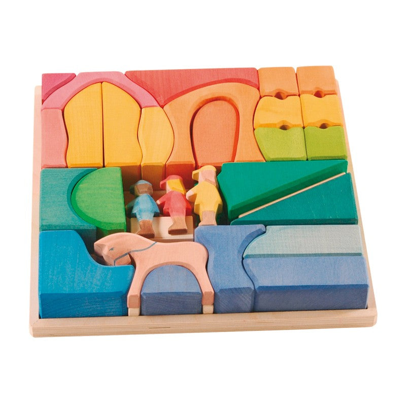 Beim Spielen mit unseren Baukästen werden Sinne und Raumgefühl angeregt und entwickelt. Und durch die kleinen Figuren werden Kinder zugleich ins freie Spielen hineingeführt.