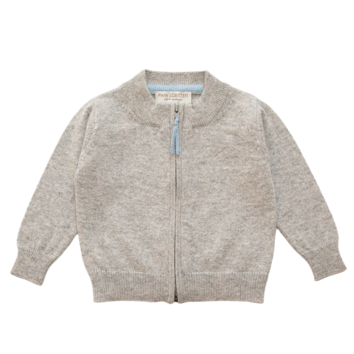 Wunderbar weiche, 2-fädige Strickjacke aus flauschig feinem Kaschmir (12 Gauge), die über den praktischen Reißverschluss einen sportiven Look bekommt. 