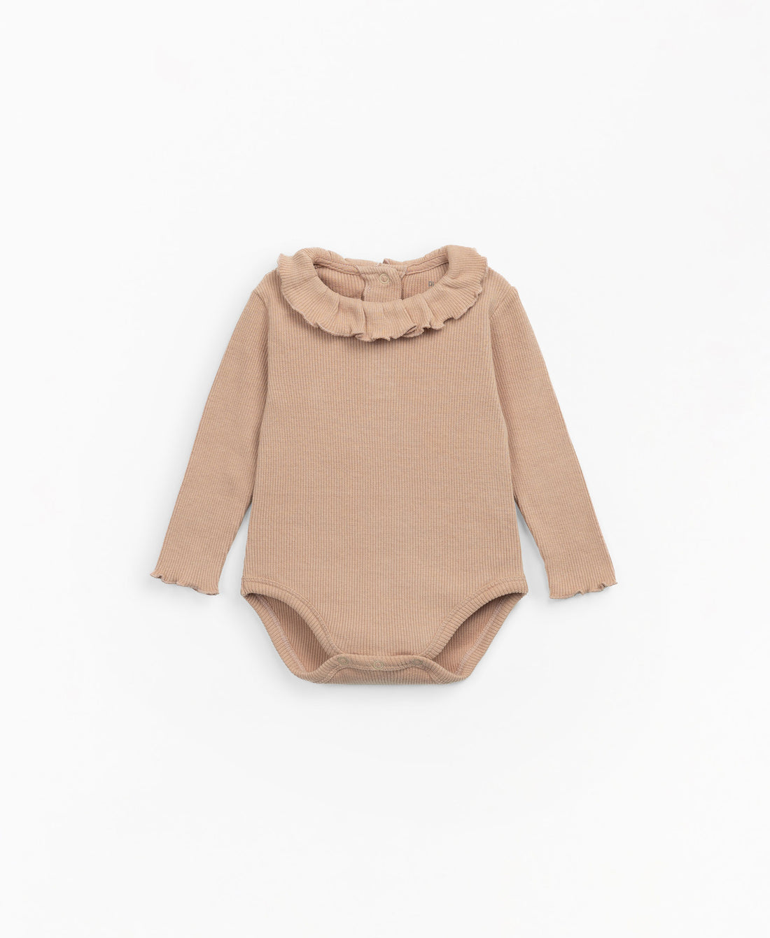 Dieser Körper besteht aus Bio-Baumwolle, Kunstfarbe. Es hat lange Ärmel, ein Detail am Kragen, eine hintere Öffnung und eine Schrittöffnung mit nickelfreien Metallfederclips.