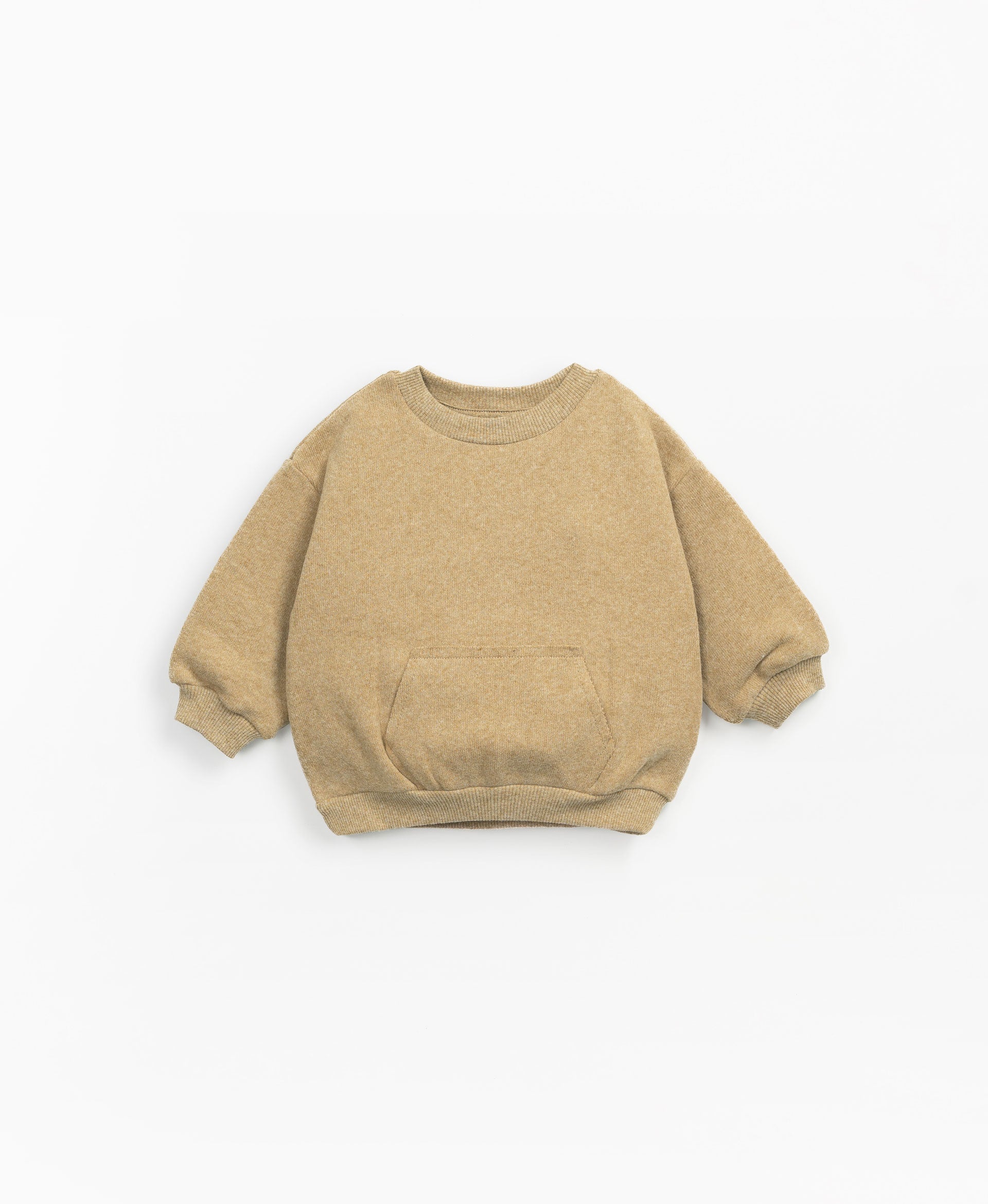 Dieser Pullover mit Jersey-Stich besteht aus einer Mischung aus Bio-Baumwolle und Baumwolle in der Farbe Minho Melange. Dieses Modell hat einen Rundhalsausschnitt, Fleece innen, eine elastische Taille und Manschetten und eine Kängurutasche auf der Vorderseite.