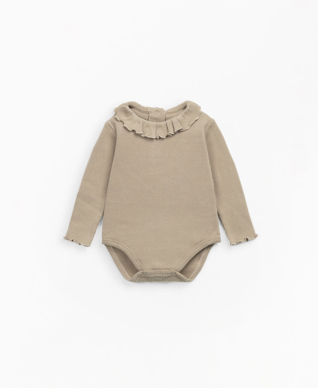 Dieser Body besteht aus Bio-Baumwolle, Kunstfarbe. Es hat lange Ärmel, ein Detail am Kragen, eine hintere Öffnung und eine Schrittöffnung mit nickelfreien Metallfederclips.