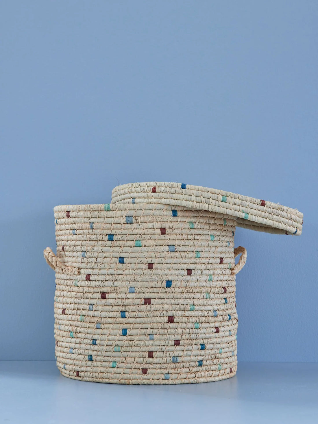Schöner und praktischer Wäschekorb aus naturfarbenem Raffia mit bläulichen