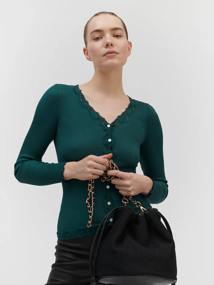 Werten Sie Ihre Garderobe mit dem zeitlosen und femininen Vintage-Spitzen-Cardigan von Rosemunde auf.