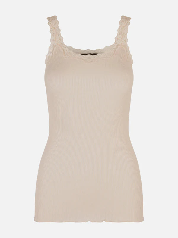 Tanktop mit rundem Ausschnitt, Spitzenträgern, Kräuselkante unten und ohne Seitennähte.