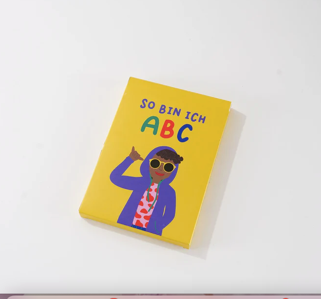 Mit unserem bunten Buchstabensammelsurium in Kombination mit liebevollen Adjektiven sollen eure Kleinen spielerisch das ABC lernen dürfen.