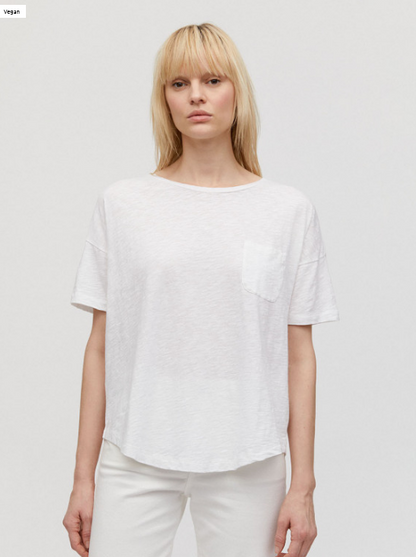 Weißes T-shirt aus Biobaumwolle und Kapok mit Brusttasche, fair produziert von Armedangels
