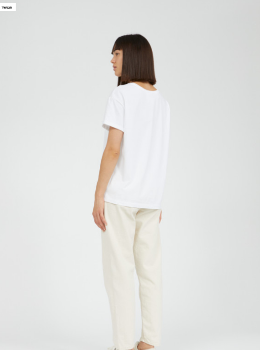Weißes T-Shirt mit Print aus Biobaumwolle, fair produziert von Armedangels
