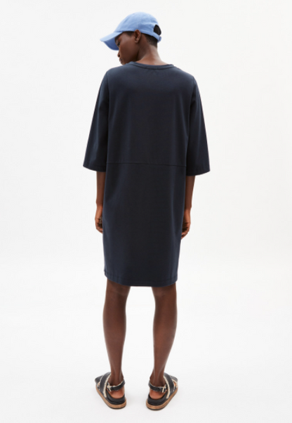 Kleid dunkelblau aus Biobaumwollen dreiviertelarm, fair produziert von Armedangels