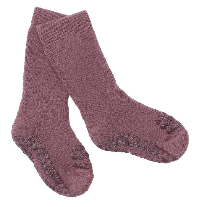 GoBabyGo– Qualität aus Dänemark. Nach Öko-Tex-Standard 100 zertifizierte, in Europa produzierte Krabbelsocken. Rutschfest mit Gummibelägen an den Fußsohlen und Zehen für die kleinen Abenteuer des Alltags. Aus dicker Qualitätsbaumwolle hergestellt.