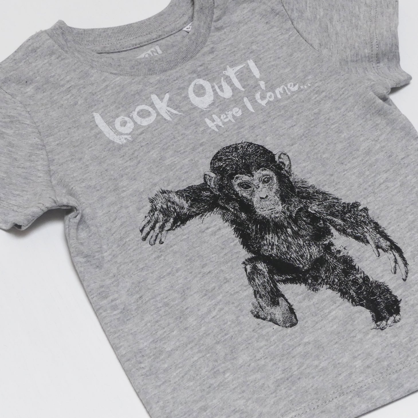 ▷ Lion of Leisure - – Affe Shop AURYN graumeliert München T-Shirt Kinder Baby- 