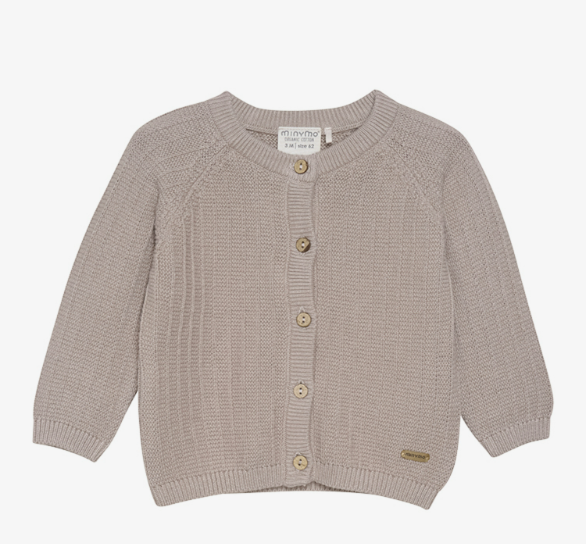 Schöne Strickjacke von Minymo mit Knopfverschluss. Die Strickjacke hat hübsche Rippen an Ärmeln, Ausschnitt, Knopfverschluss und Saum. Die Strickjacke hat eine schöne Struktur und besteht aus Bio-Baumwolle.