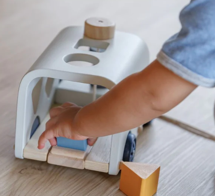Plantoys-4005401-sortierbus-baby-holz-formen