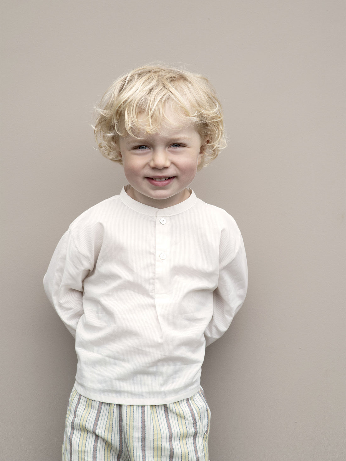 Serendipity - weißes Kinderhemd mit Stehkragen aus Biobaumwolle