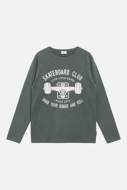Langarm-T-Shirt aus weicher Baumwolle mit Aufdruck von Skateboard-Rädern und Text auf der Vorderseite. Dieses Produkt ist GOTS (Global Organic Textile Standard) zertifiziert.