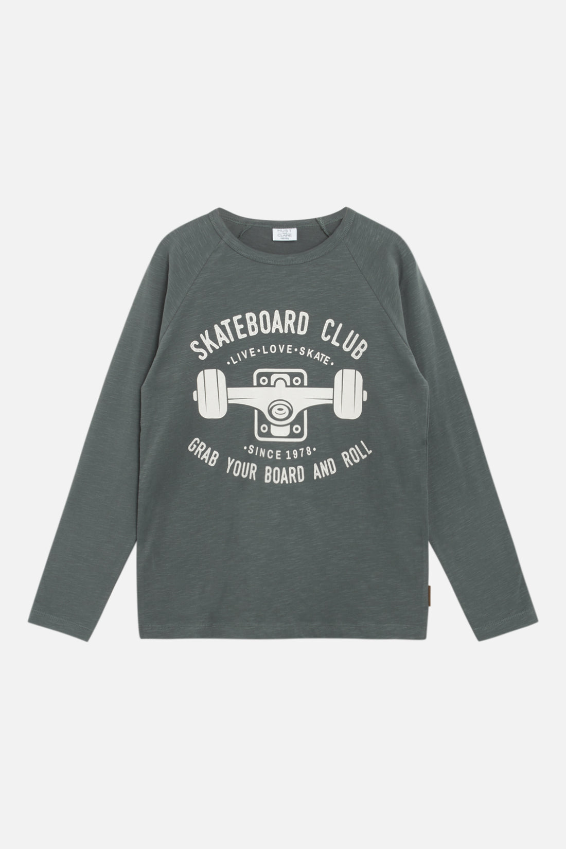 Langarm-T-Shirt aus weicher Baumwolle mit Aufdruck von Skateboard-Rädern und Text auf der Vorderseite. Dieses Produkt ist GOTS (Global Organic Textile Standard) zertifiziert.