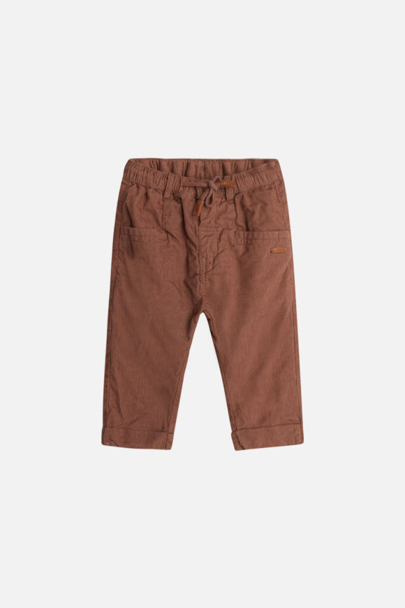 Baggy-Jogginghose aus weicher Stretch-Baumwolle mit elastischem Kordelzugbund. Mit Fronttaschen und einer rechten Gesäßtasche. Verstellbare Taille.
