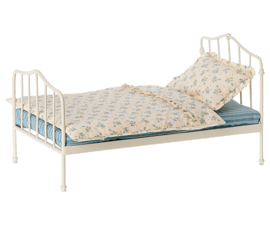 Ein perfektes Bett von Maileg für einen erholsamen Schlaf. Die Bettwäsche besteht aus schönen Maileg-Stoffen. Dieses Bett passt Hasen und Kaninchen in Größe 1 und