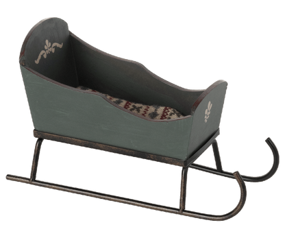 Ein schöner Schlitten mit einer weichen Matratze, um die Passagiere während der Fahrt warm und bequem zu halten. Dieser Schlitten passt perfekt zu den kleinsten Freunden und Mäusen. Es hat schöne handbemalte Details - Abweichungen sind möglich.