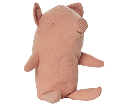 Trüffel ist ein entzückend pummeliges Schwein von Maileg , das wegen der Bohnen in seinem Hintern aufrecht sitzen kann. Trüffel hat kurze Arme und einen lockigen kleinen Schwanz.